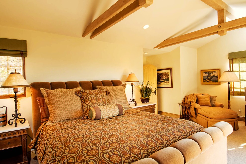 Diseño de dormitorio principal clásico de tamaño medio sin chimenea con paredes beige, moqueta y suelo amarillo