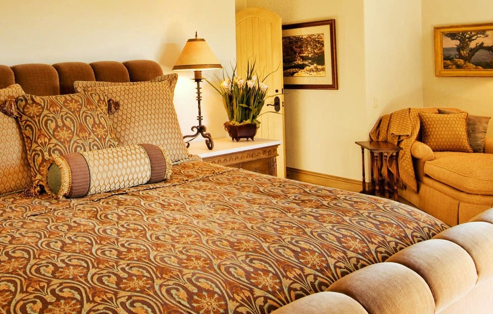 Стильный дизайн: хозяйская спальня среднего размера в классическом стиле с бежевыми стенами, ковровым покрытием и желтым полом без камина - последний тренд