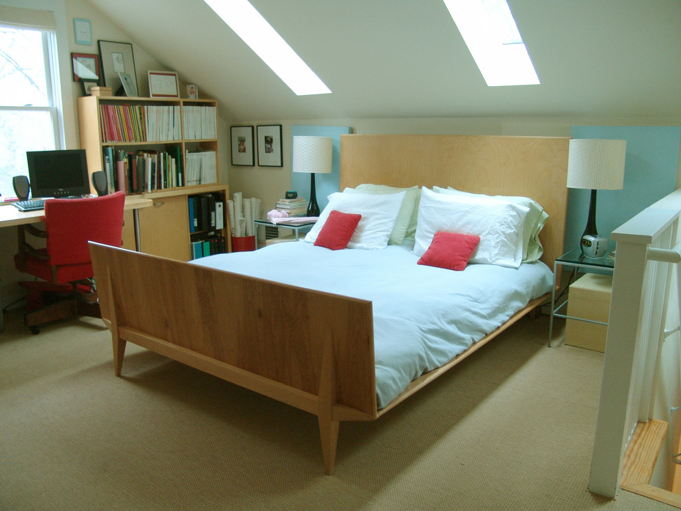 На фото: спальня в стиле фьюжн с белыми стенами и ковровым покрытием без камина