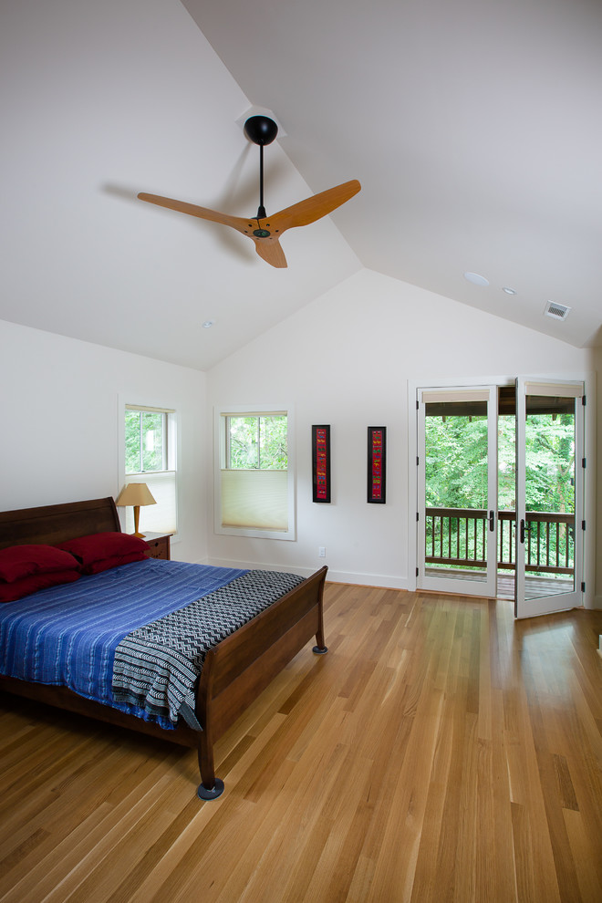 Foto di una camera matrimoniale american style di medie dimensioni con pavimento in legno massello medio