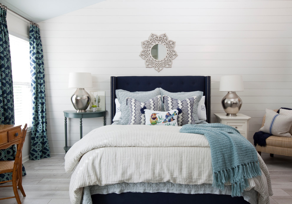 アトランタにあるトランジショナルスタイルのおしゃれな主寝室 (白い壁、淡色無垢フローリング) のインテリア