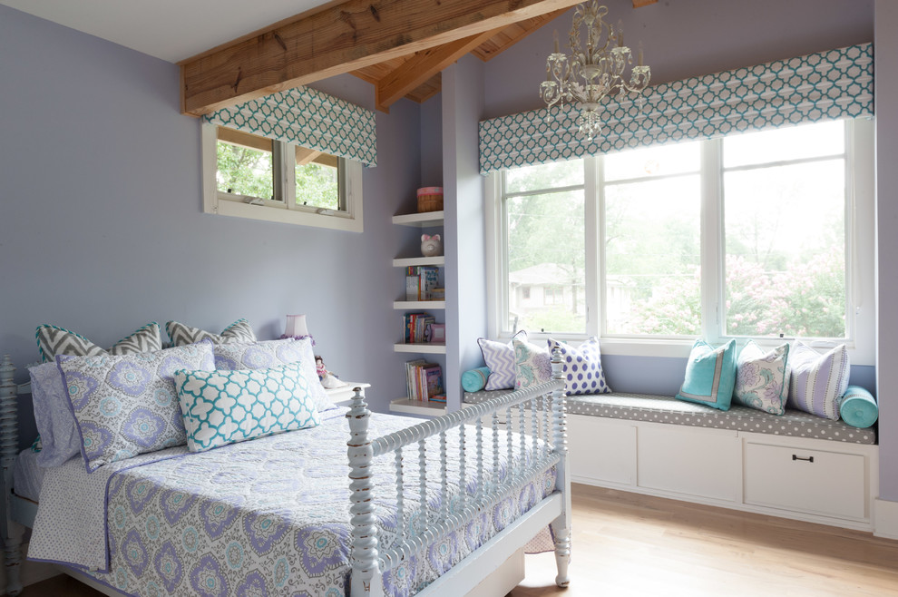 Idéer för lantliga sovrum, med lila väggar och ljust trägolv