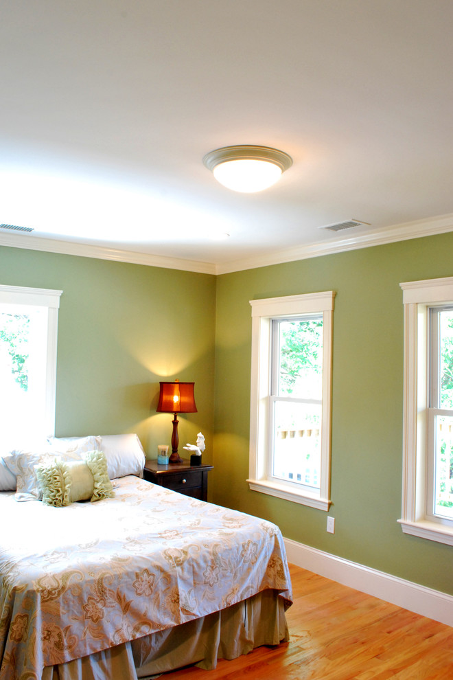 Exempel på ett mellanstort klassiskt gästrum, med gröna väggar och ljust trägolv