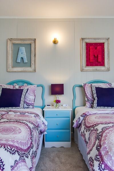 Стильный дизайн: хозяйская спальня в стиле неоклассика (современная классика) с ковровым покрытием - последний тренд