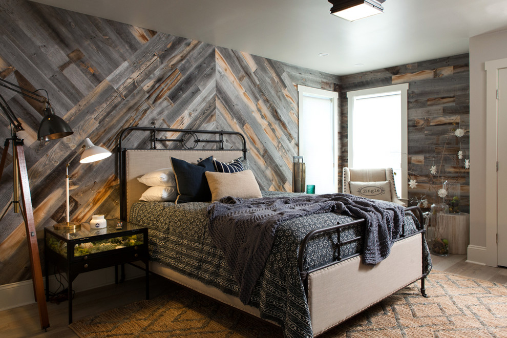 Ejemplo de habitación de invitados marinera de tamaño medio con paredes grises y suelo de madera clara