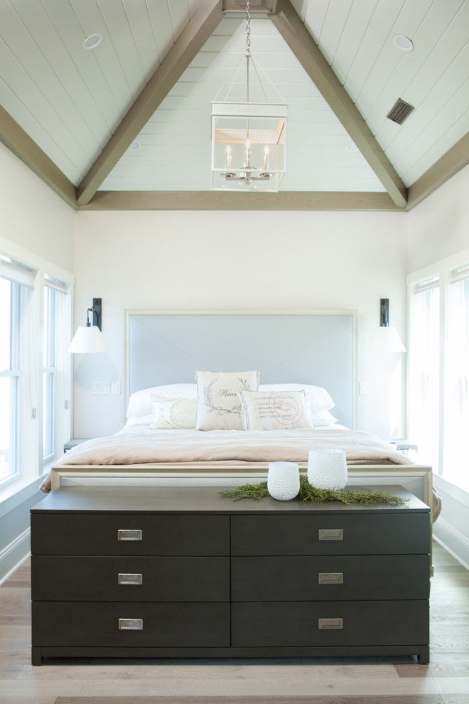 Foto de dormitorio principal costero de tamaño medio con paredes grises y suelo de madera clara