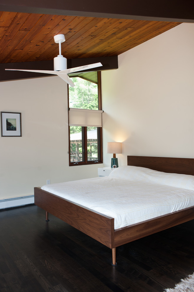Diseño de dormitorio principal vintage sin chimenea con paredes beige, suelo de madera oscura y suelo marrón