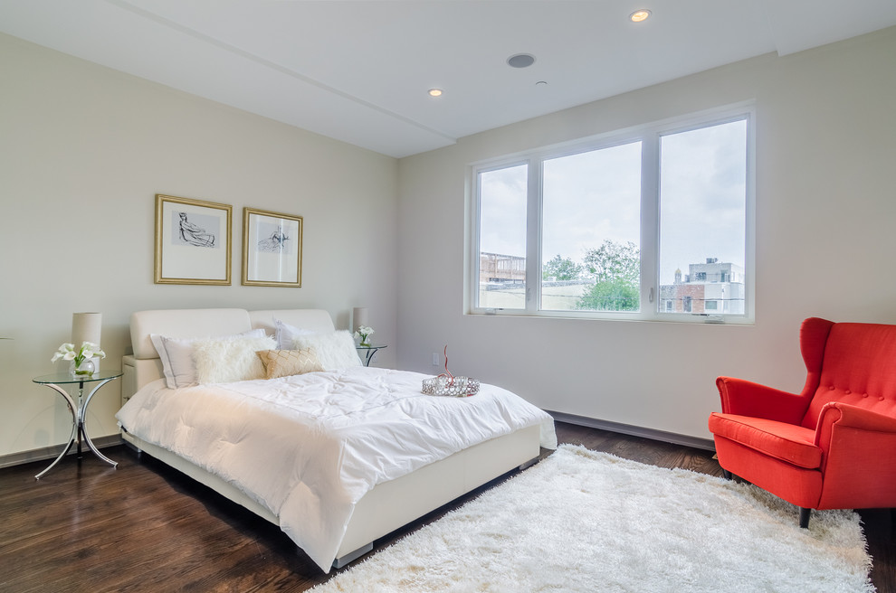 Imagen de habitación de invitados contemporánea de tamaño medio sin chimenea con paredes beige y suelo de madera oscura