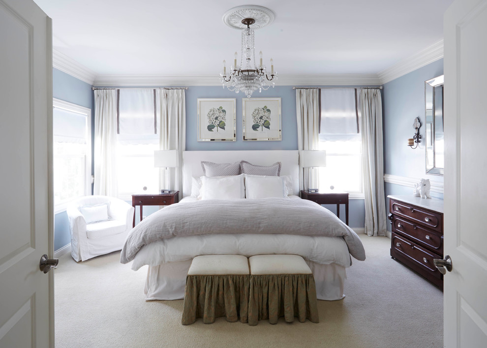 Ejemplo de dormitorio principal tradicional de tamaño medio con paredes azules y moqueta
