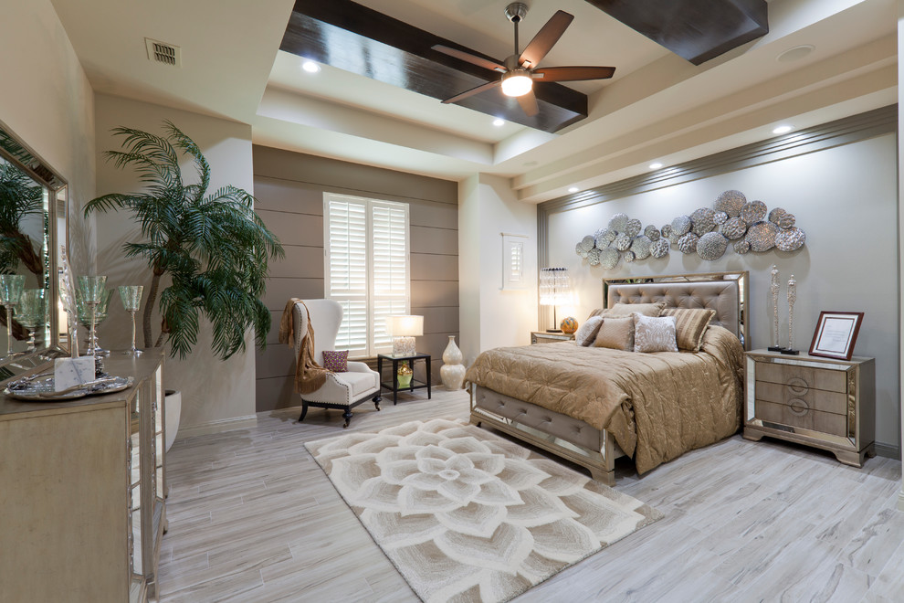 Diseño de dormitorio principal tradicional renovado grande sin chimenea con paredes grises, suelo vinílico y suelo gris