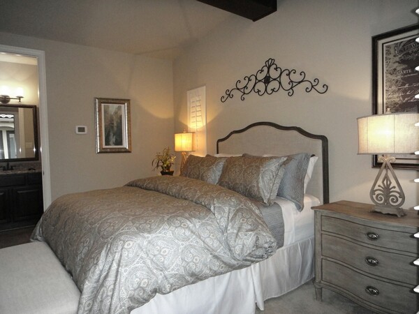 На фото: маленькая гостевая спальня (комната для гостей) в классическом стиле с бежевыми стенами и ковровым покрытием без камина для на участке и в саду с