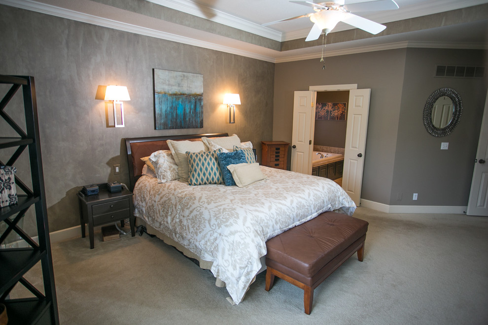 Источник вдохновения для домашнего уюта: большая хозяйская спальня в классическом стиле с ковровым покрытием