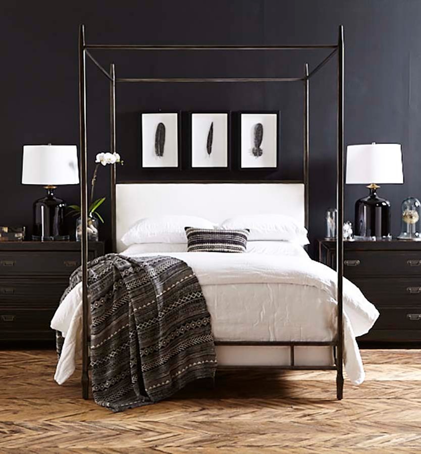 Стильный дизайн: большая хозяйская спальня в стиле неоклассика (современная классика) с черными стенами, паркетным полом среднего тона и бежевым полом без камина - последний тренд
