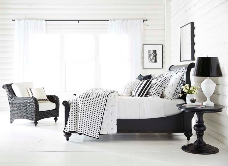 Пример оригинального дизайна: большая хозяйская спальня в стиле неоклассика (современная классика) с белыми стенами, деревянным полом и белым полом без камина