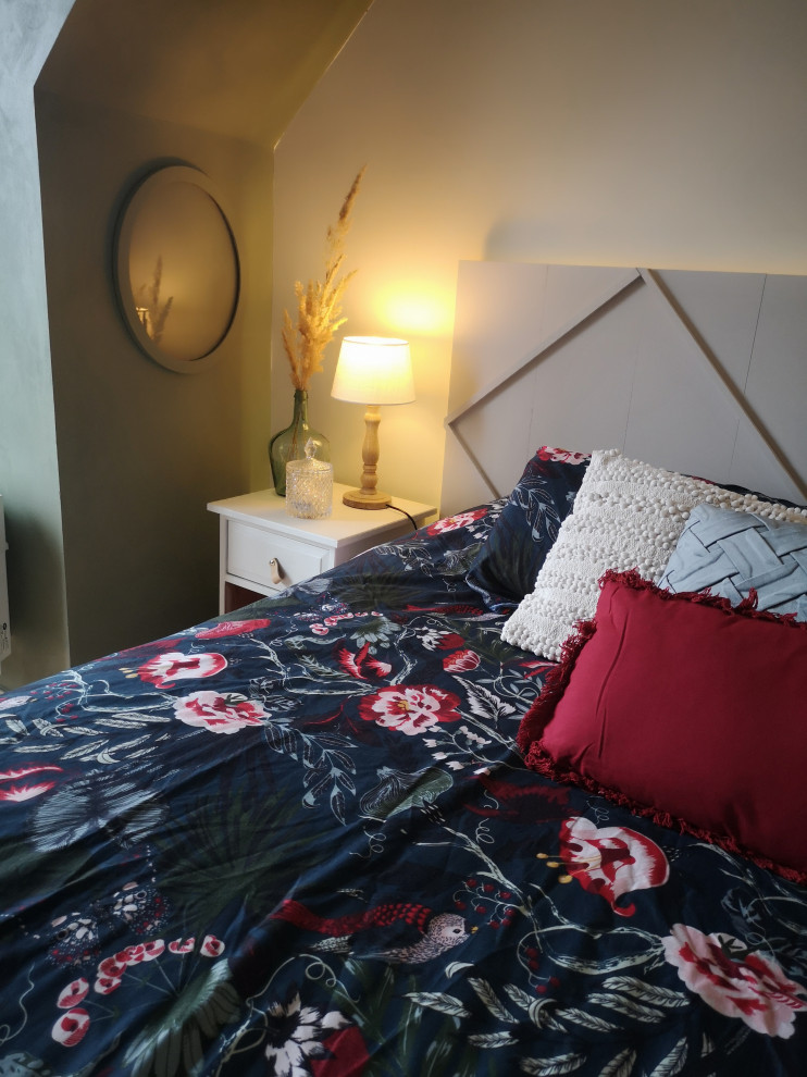 Modelo de dormitorio principal y beige y blanco escandinavo de tamaño medio con paredes verdes y suelo de madera clara