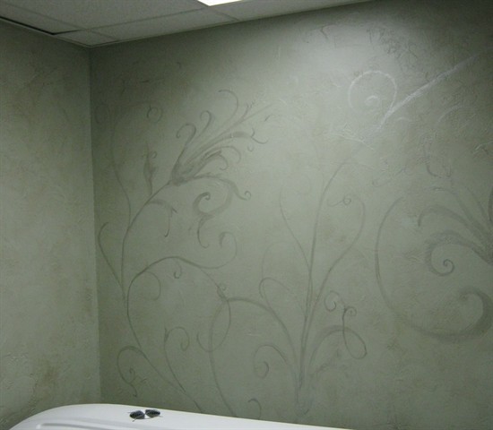 Cette image montre une petite chambre traditionnelle avec un mur vert.