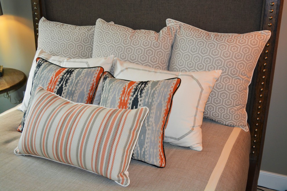 На фото: спальня среднего размера на антресоли в стиле лофт с серыми стенами и ковровым покрытием с