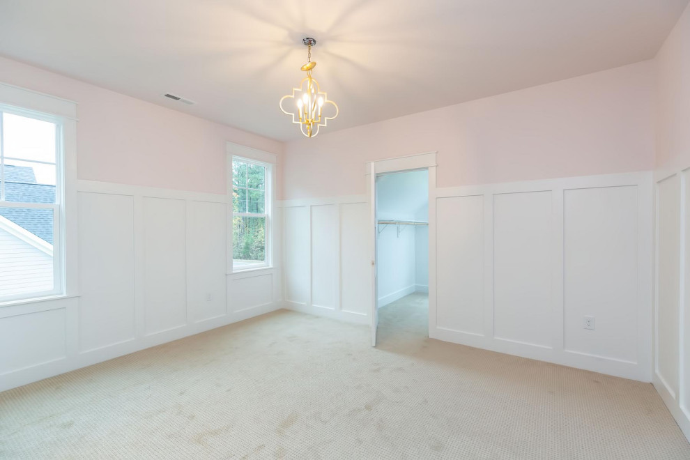 Idée de décoration pour une grande chambre avec moquette champêtre avec un mur blanc, un sol beige et boiseries.