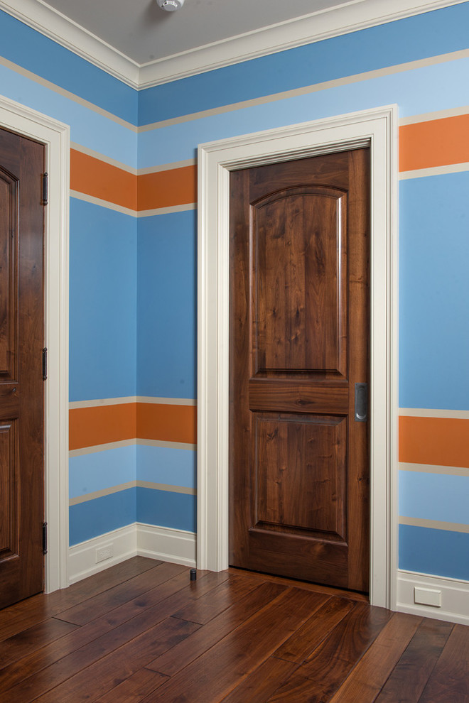 Imagen de dormitorio tradicional renovado con paredes azules y suelo de madera oscura