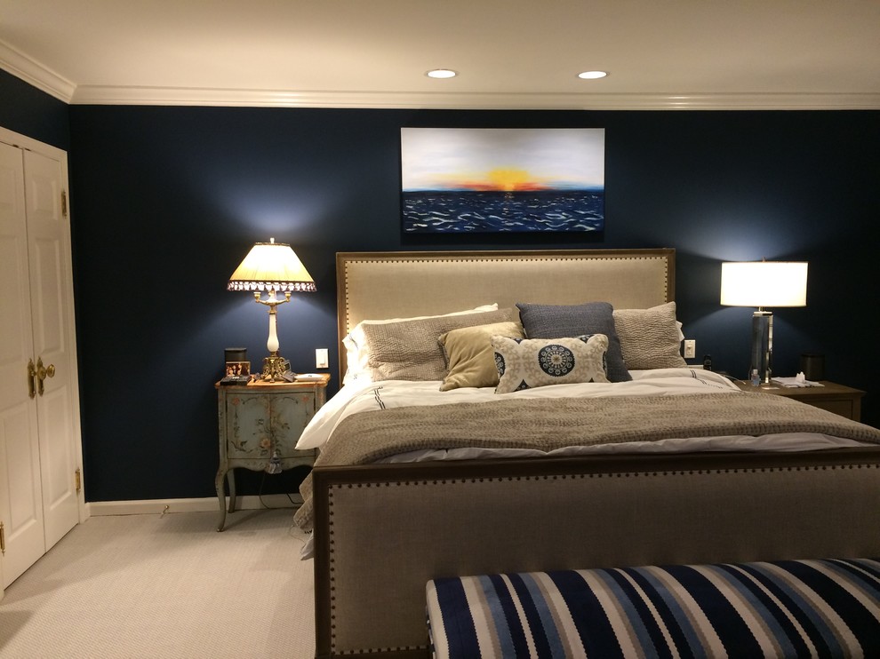 На фото: хозяйская спальня в современном стиле с синими стенами, ковровым покрытием и серым полом