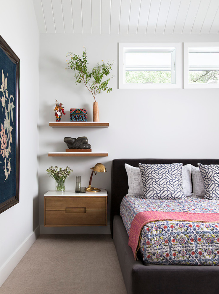 Modernes Schlafzimmer mit weißer Wandfarbe, Teppichboden, grauem Boden, Holzdielendecke und gewölbter Decke in Austin