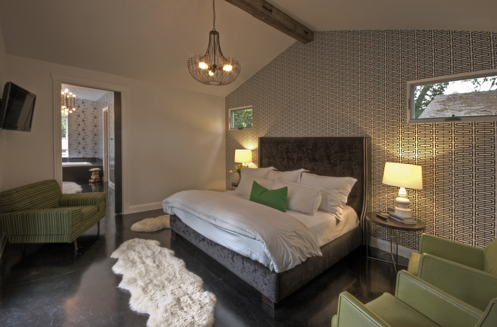 Стильный дизайн: спальня в стиле неоклассика (современная классика) с разноцветными стенами и акцентной стеной - последний тренд