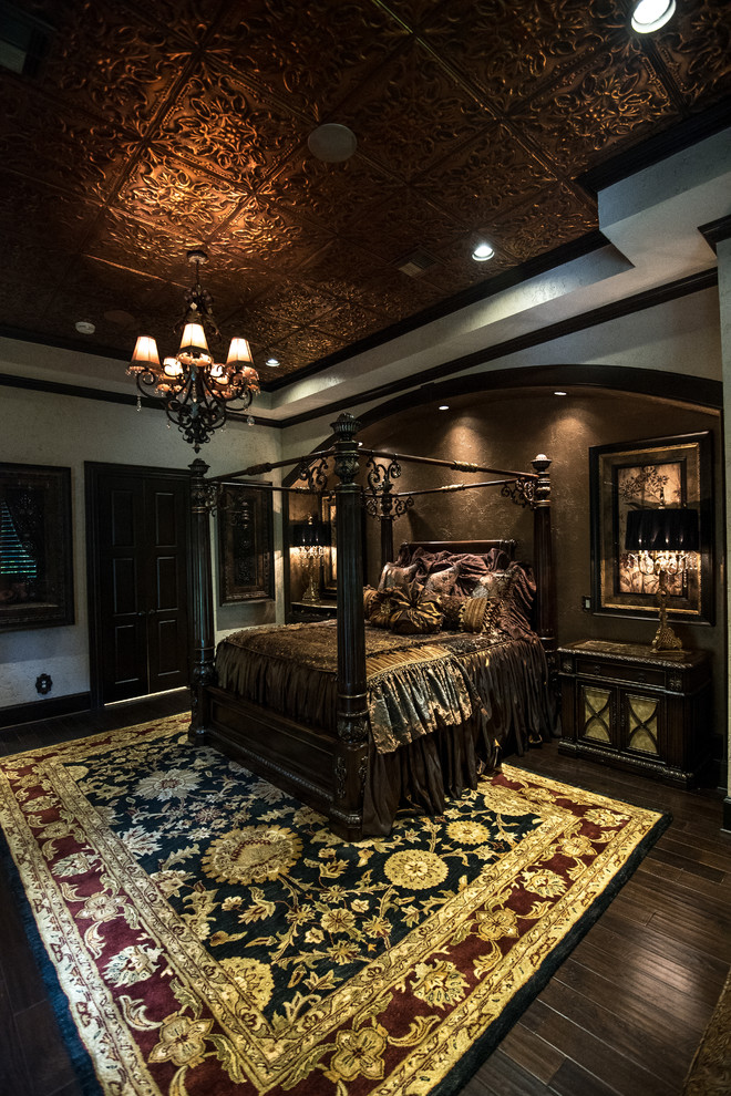 ヒューストンにある広いヴィクトリアン調のおしゃれな主寝室 (ベージュの壁、濃色無垢フローリング、暖炉なし、茶色い床)