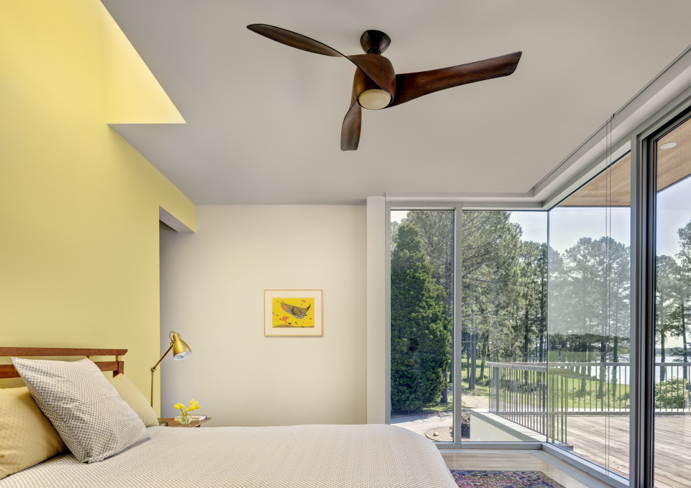 На фото: спальня в стиле модернизм с желтыми стенами