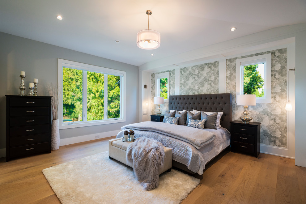 Großes Klassisches Hauptschlafzimmer mit grauer Wandfarbe, hellem Holzboden und beigem Boden in Vancouver