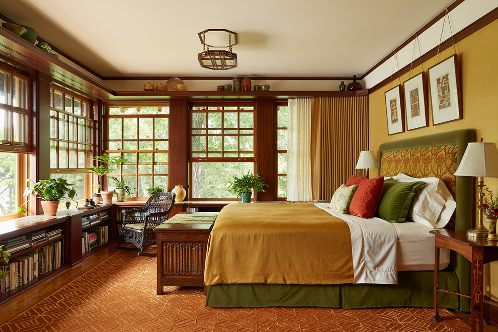 Idee per una camera matrimoniale stile americano con pareti gialle, pavimento in legno massello medio, nessun camino e pavimento marrone