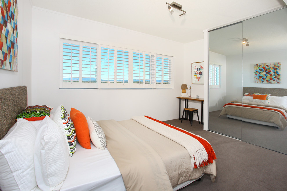 Mittelgroßes Maritimes Gästezimmer mit weißer Wandfarbe und Teppichboden in Gold Coast - Tweed