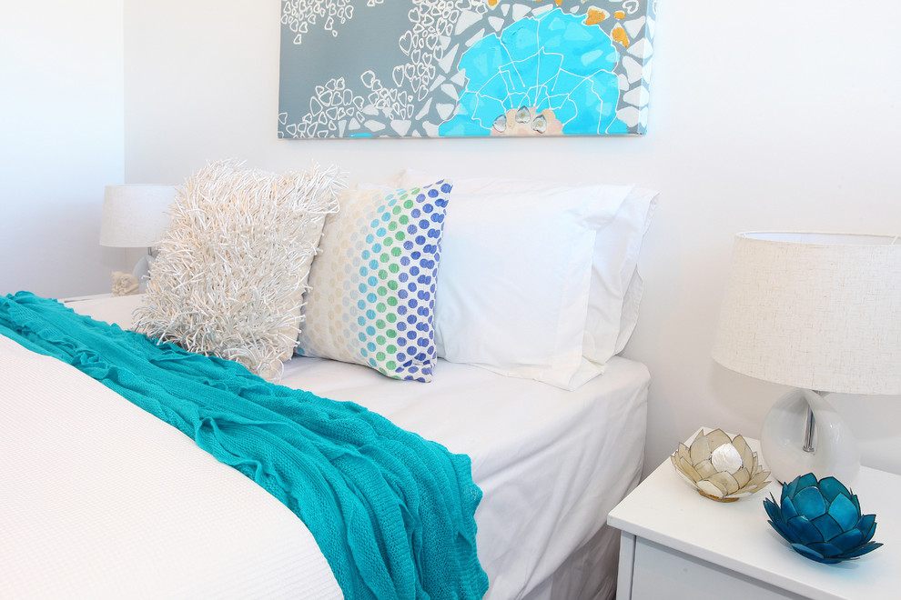 Стильный дизайн: гостевая спальня среднего размера, (комната для гостей) в морском стиле с белыми стенами и ковровым покрытием - последний тренд