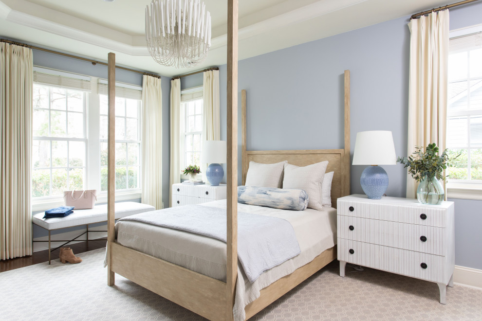 Пример оригинального дизайна: спальня в морском стиле с фиолетовыми стенами, ковровым покрытием и серым полом