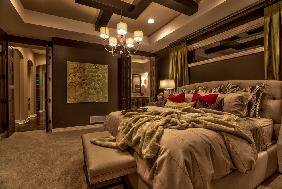 Diseño de dormitorio principal tradicional renovado grande sin chimenea con paredes grises, moqueta y suelo marrón