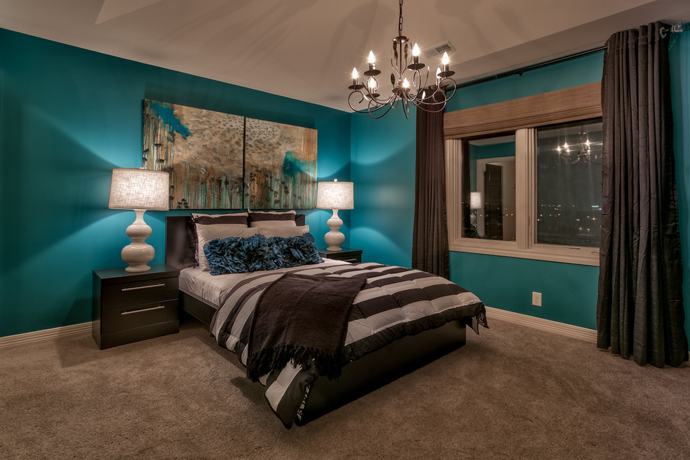Пример оригинального дизайна: гостевая спальня среднего размера, (комната для гостей) в классическом стиле с синими стенами, ковровым покрытием и коричневым полом без камина