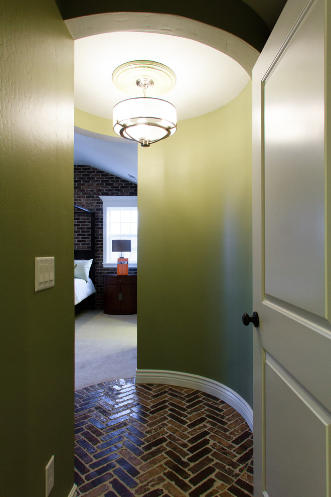 На фото: хозяйская спальня среднего размера в стиле неоклассика (современная классика) с зелеными стенами и кирпичным полом