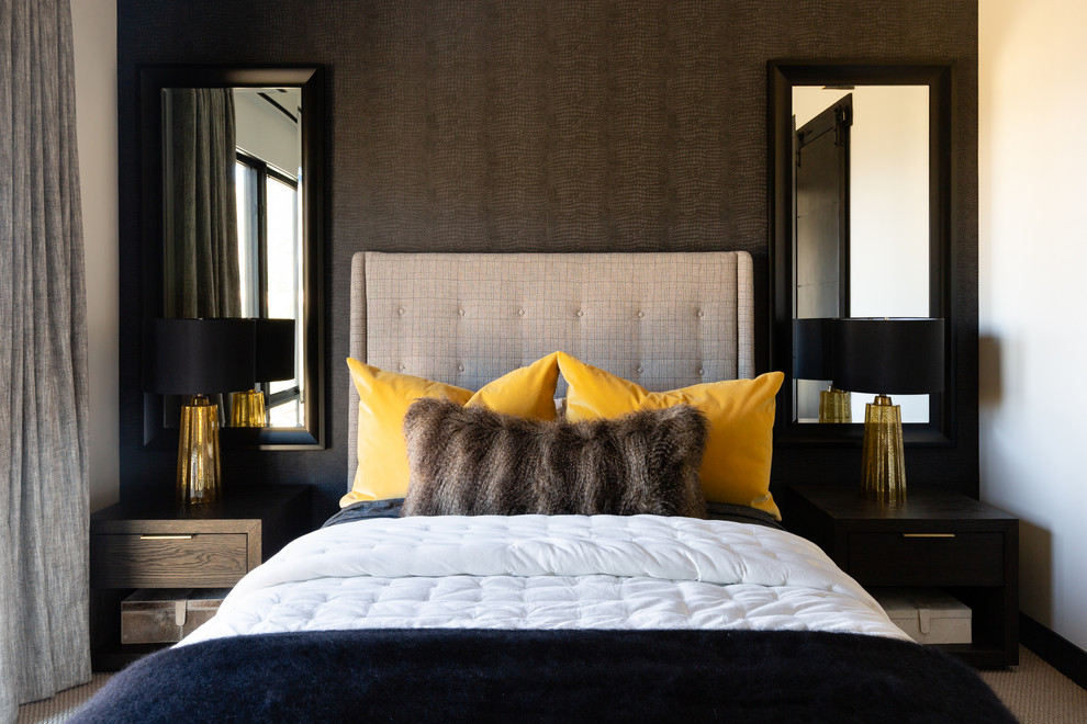 Стильный дизайн: спальня в стиле рустика с черными стенами и ковровым покрытием без камина - последний тренд