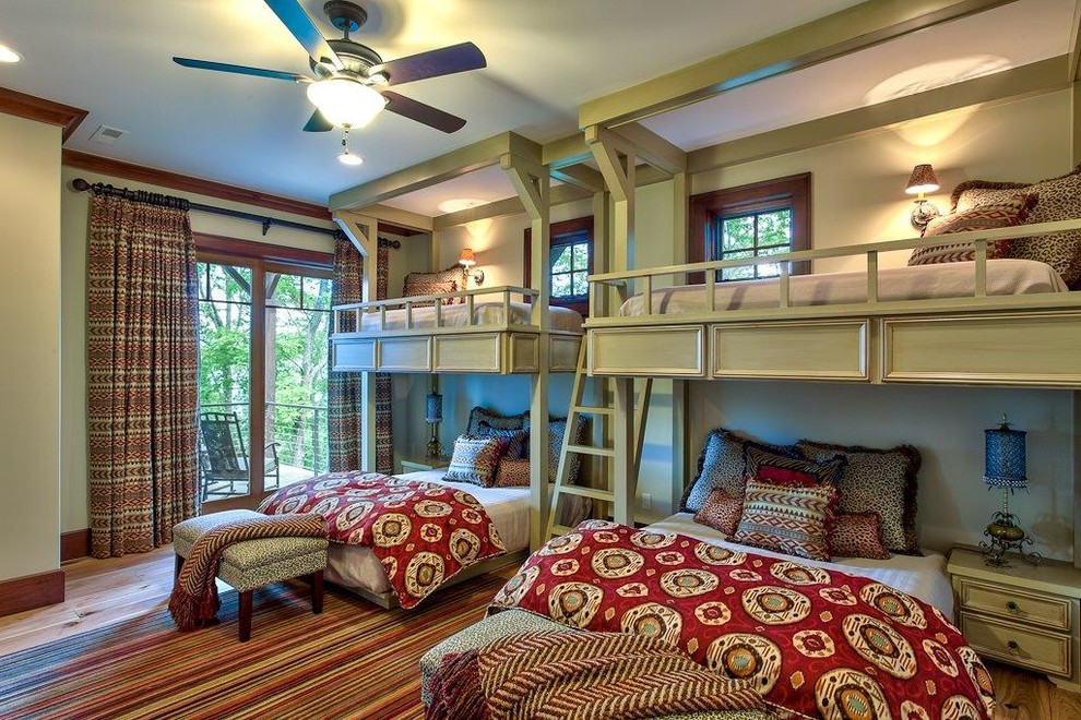 Свежая идея для дизайна: большая гостевая спальня (комната для гостей) в стиле кантри с зелеными стенами, светлым паркетным полом и коричневым полом - отличное фото интерьера