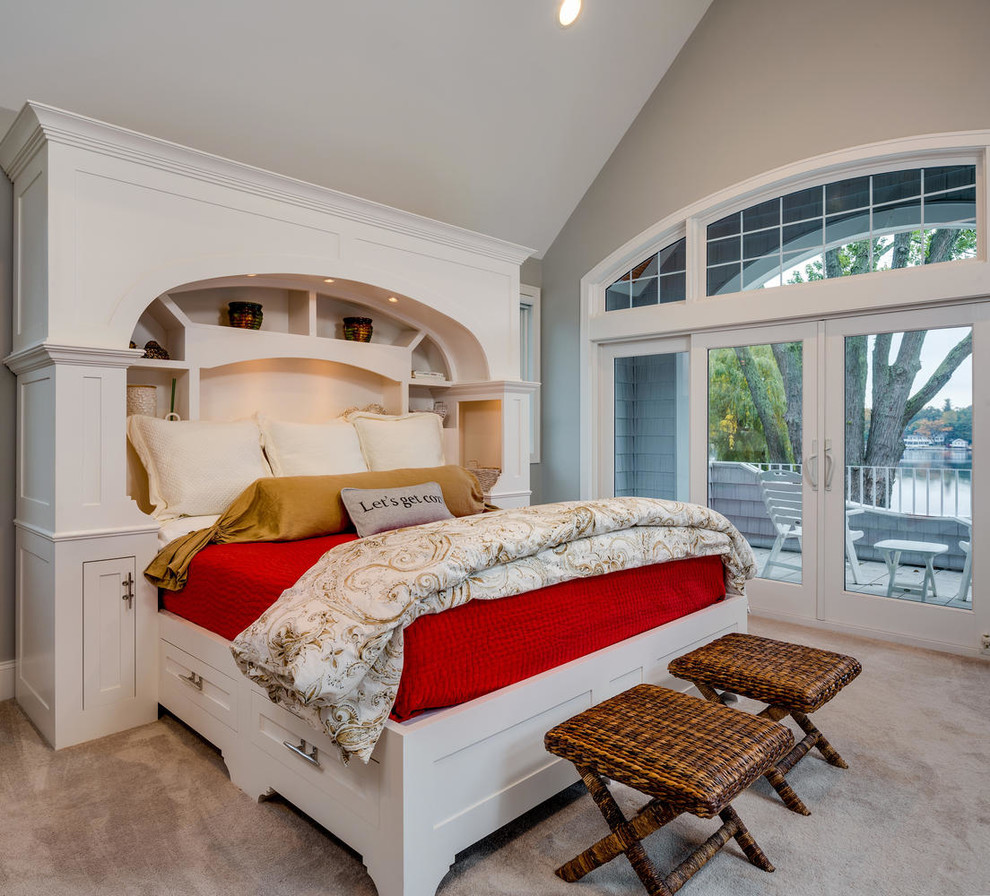 Источник вдохновения для домашнего уюта: спальня в морском стиле с серыми стенами, ковровым покрытием и серым полом без камина