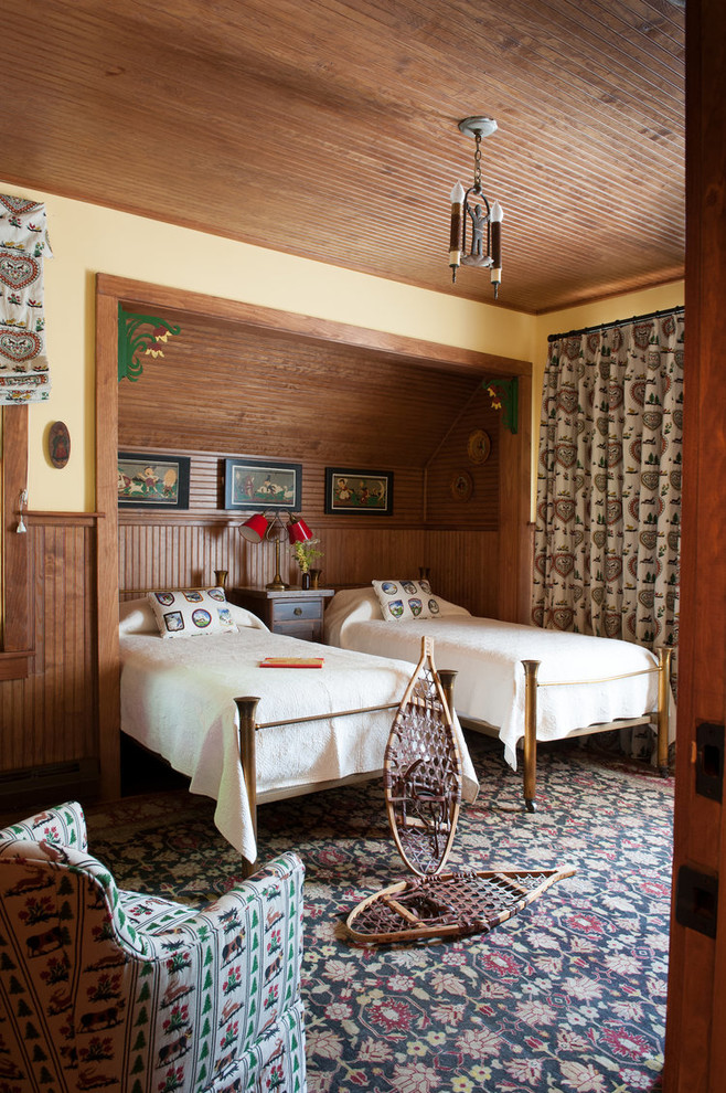 Стильный дизайн: гостевая спальня среднего размера, (комната для гостей) в стиле рустика с желтыми стенами - последний тренд