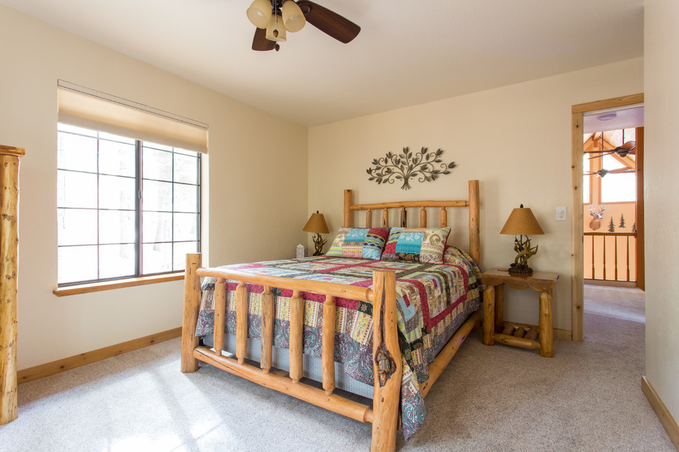 Modelo de habitación de invitados rural de tamaño medio con paredes beige y moqueta