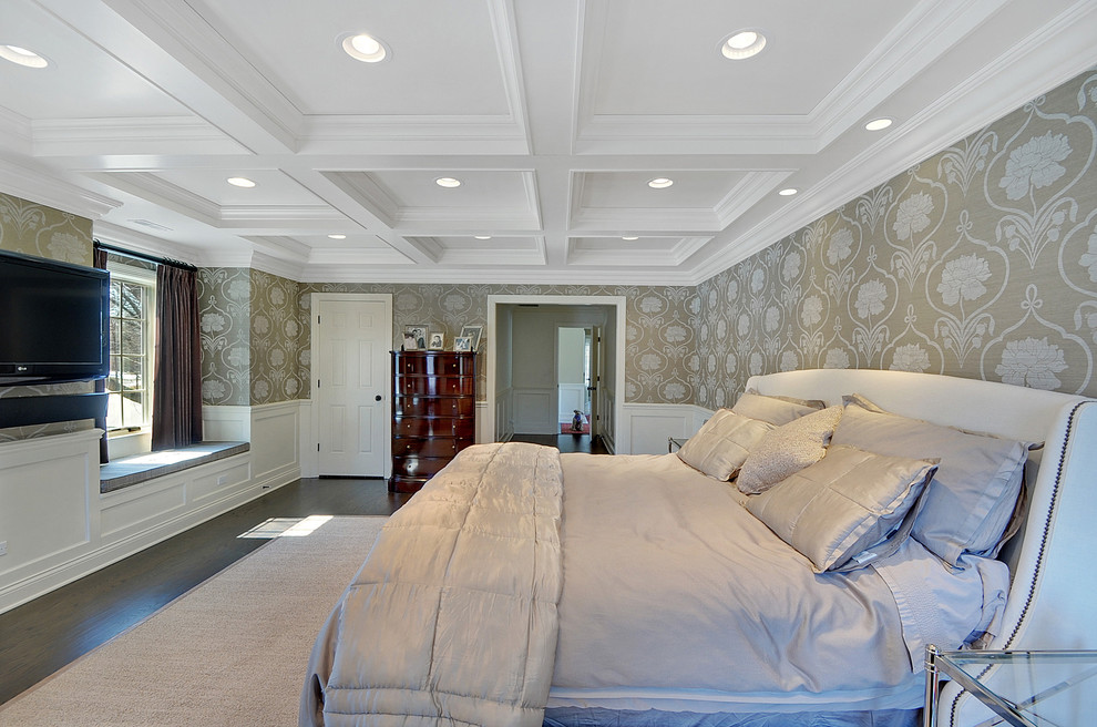 Foto de dormitorio principal clásico grande con paredes blancas y suelo de madera oscura