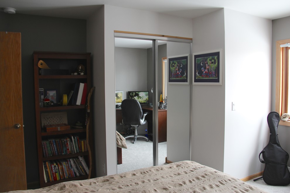 Exemple d'une petite chambre avec moquette chic avec un mur gris.