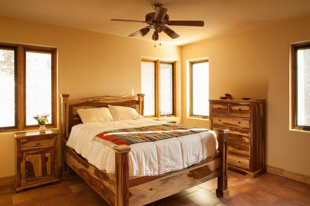 Diseño de dormitorio de estilo americano con paredes beige y suelo de baldosas de cerámica