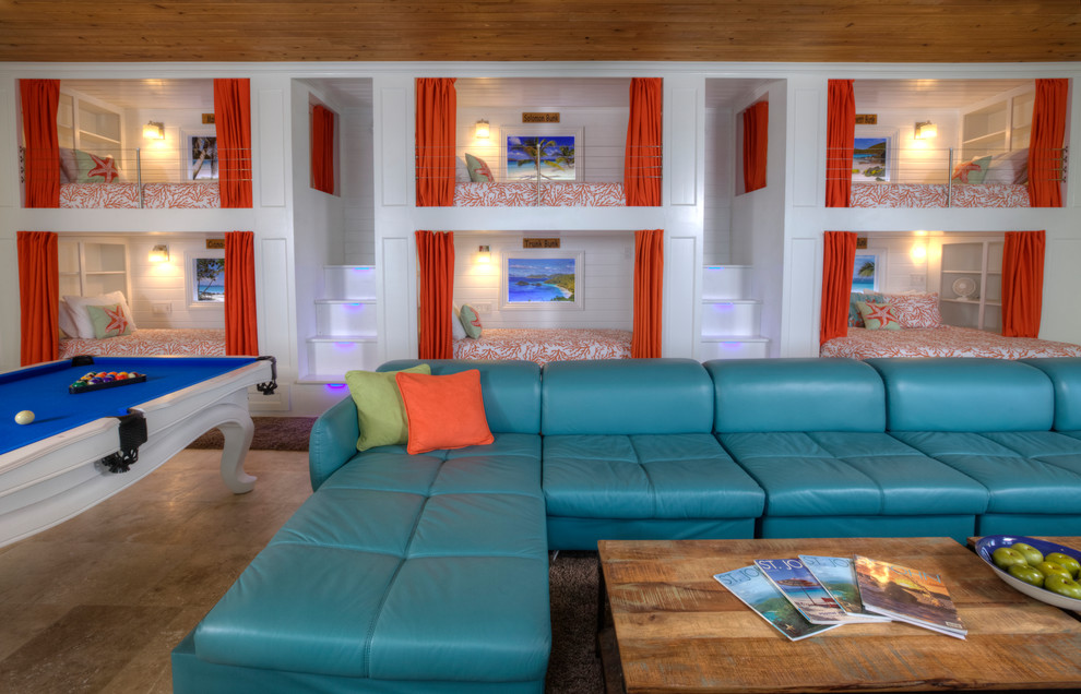 Geräumiges Maritimes Schlafzimmer im Loft-Style mit grüner Wandfarbe, Travertin und beigem Boden in Sonstige