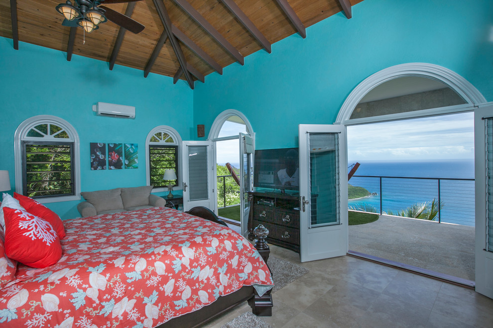 На фото: огромная хозяйская спальня в морском стиле с синими стенами, полом из травертина и бежевым полом без камина с