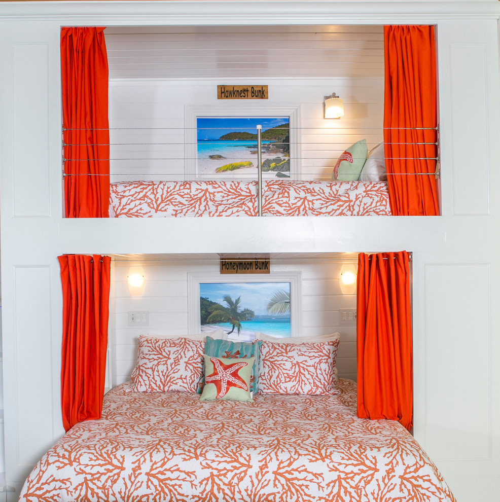 На фото: огромная спальня в морском стиле с белыми стенами, полом из травертина и бежевым полом