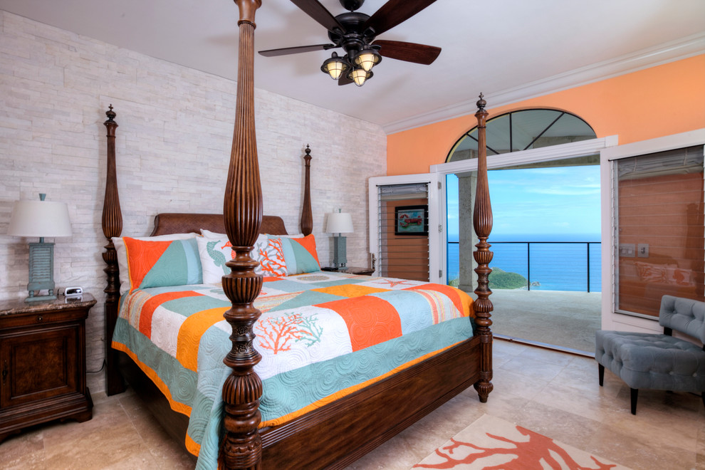 Пример оригинального дизайна: большая гостевая спальня (комната для гостей) в морском стиле с оранжевыми стенами, полом из травертина и бежевым полом