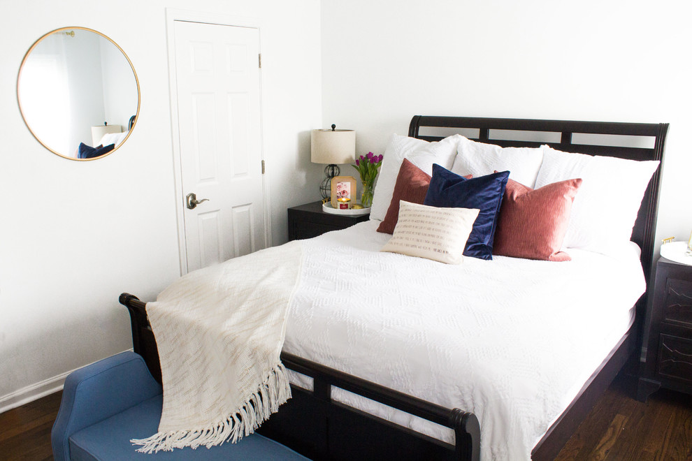 Kleines Klassisches Hauptschlafzimmer mit weißer Wandfarbe und braunem Holzboden in Atlanta