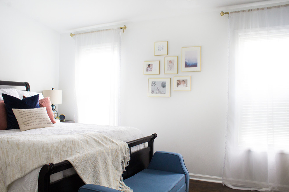 Diseño de dormitorio principal clásico renovado pequeño con paredes blancas y suelo de madera en tonos medios